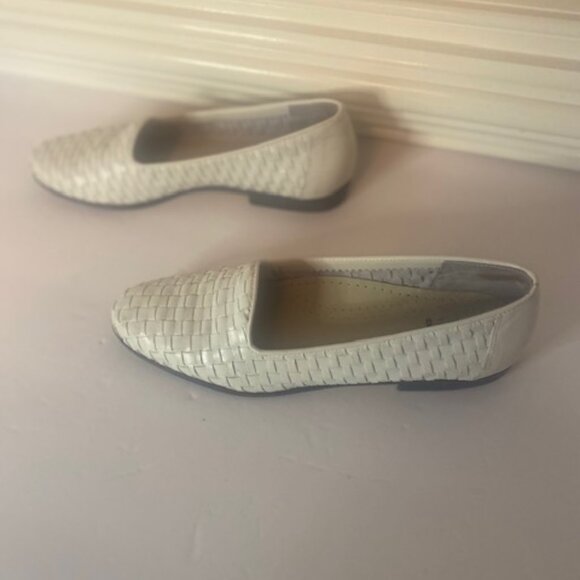 Trotters Women's Liz White Leather Loafer, size 7N - Picture 3 of 6